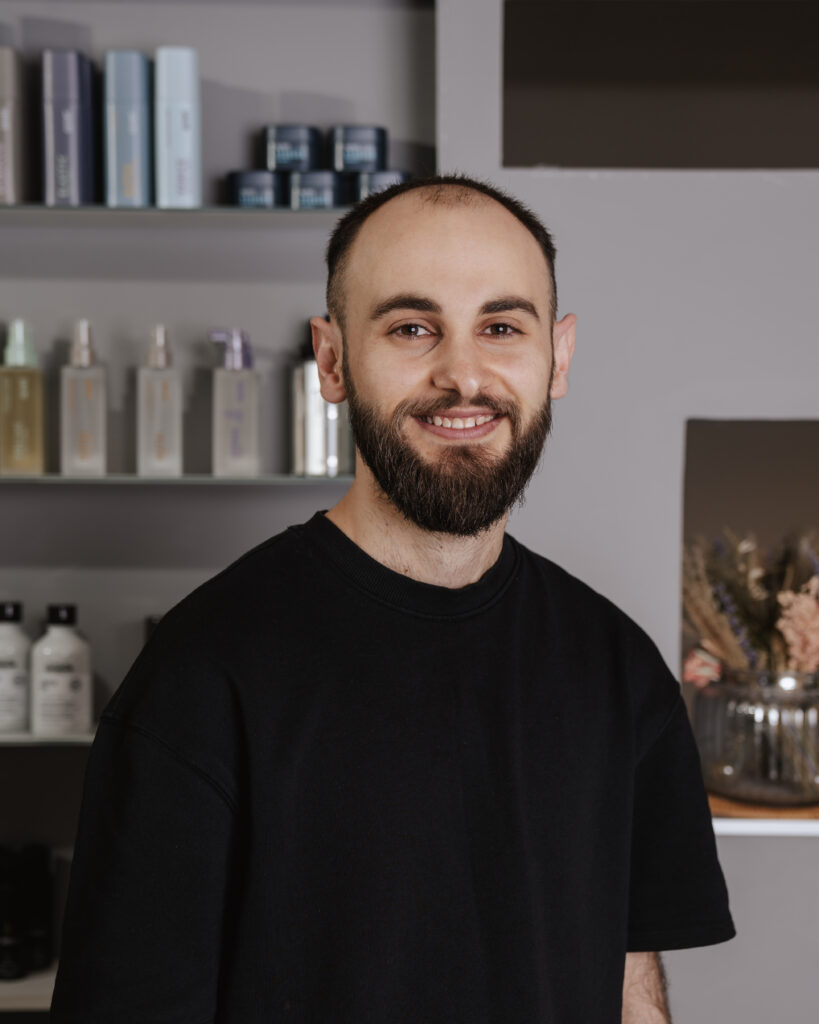 abdi auszubildender bei helena conzen hairdesign in bochum Abdi bei Helena Conzen Hairdesign – Ausbildung, Teamgeist und Leidenschaft für den Beruf Abdi, Auszubildender bei Helena Conzen Hairdesign, im Salon in Bochum