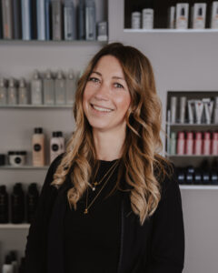 Portrait von Helena Hoffmann, Gründerin und Inhaberin von Helena Conzen Hairdesign in Bochum