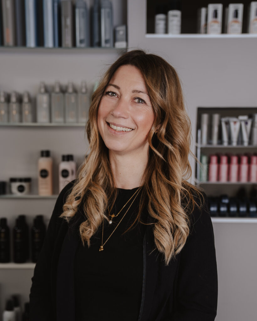 Portrait von Helena Hoffmann, Gründerin und Inhaberin von Helena Conzen Hairdesign in Bochum
