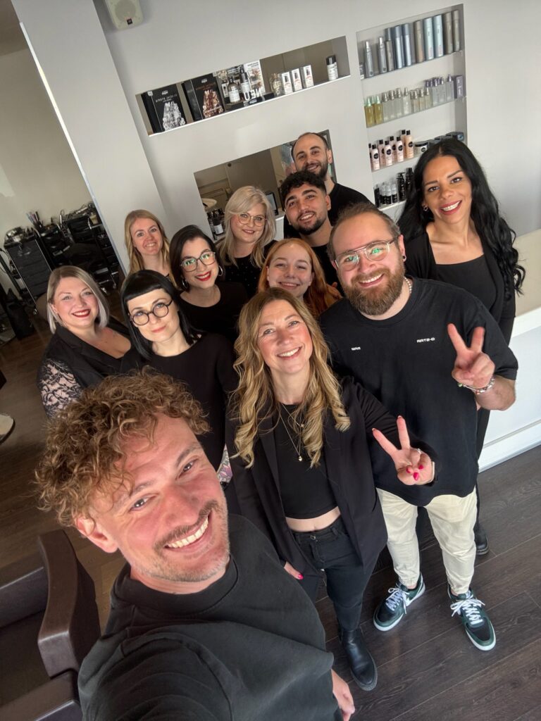 eam von Helena Conzen Hairdesign posiert gemeinsam mit Fotograf Faloco bei den neuen Portrait- und Teamfotos während des Jahreskickoffs 2025.