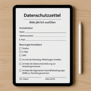 Tablet mit geöffnetem Datenschutzzettel zur jährlichen Datenbestätigung, daneben ein weißer Stylus auf Holzuntergrund