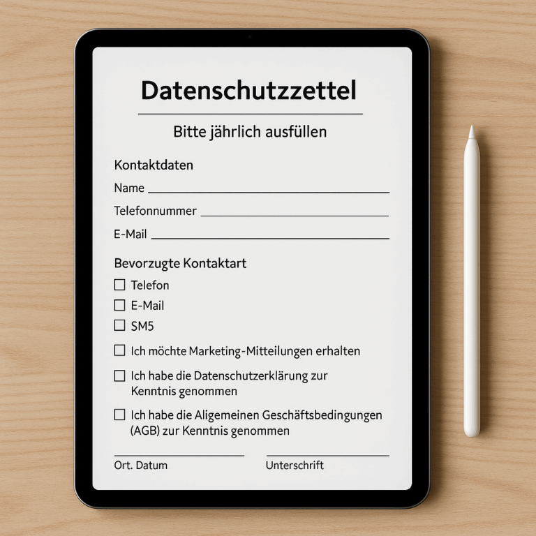 Tablet mit geöffnetem Datenschutzzettel zur jährlichen Datenbestätigung, daneben ein weißer Stylus auf Holzuntergrund