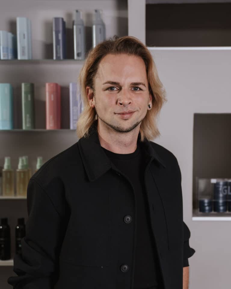 Porträt von Friseurmeister Daniel bei Helena Conzen Hairdesign in Bochum