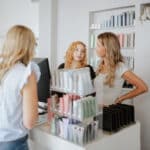 Kundin bezahlt an der Rezeption von Helena Conzen Hairdesign in Bochum mit Karte