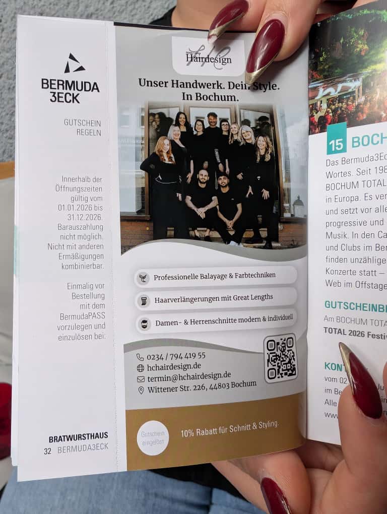 BermudaPASS 2026 – geöffnetes Gutscheinheft im Salon. Bei uns für 19 € erhältlich; mit Pass: 10 % auf Schnitt & Styling (steht im Heft). Bochum & Umgebung.