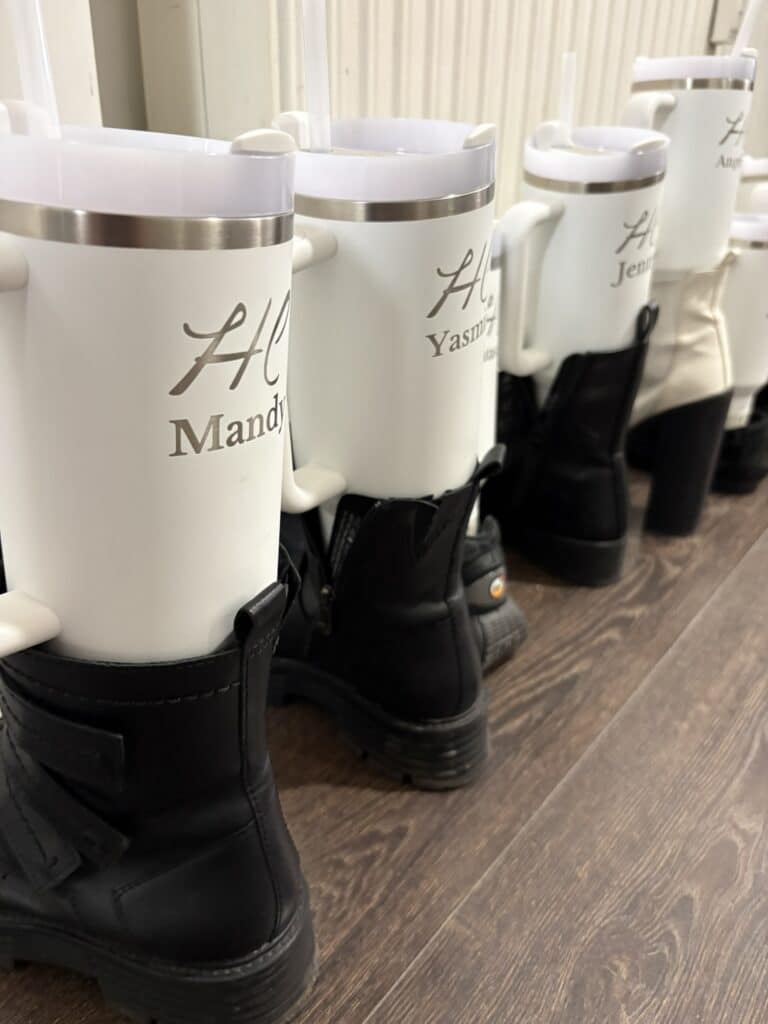 nikolaus im salon personalisierte becher in team stiefeln Wir lieben Haare Weiße, personalisierte Stanley-Becher stecken als Nikolausüberraschung in den Stiefeln des Teams auf dem Salonboden von Helena Conzen Hairdesign.