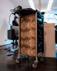 20221207 helena conzen 19 von 1 Wir lieben Haare Mobiler Friseurwagen im Salon von Helena Conzen Hairdesign als Symbol für flexible Arbeitszeiten und modernes Arbeiten