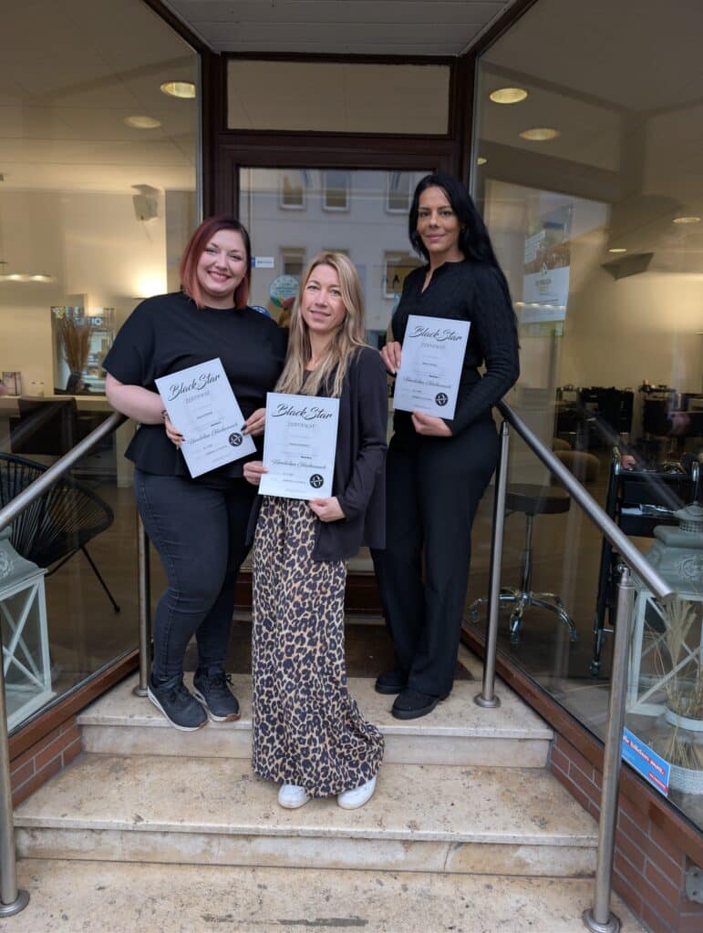 calligraphy cut blackstar zertifizierung im team Calligraphy Cut BlackStar: Warum Weiterbildung bei uns kein Zufall ist Helena, Tatjana und Yasmin mit Calligraphy Cut BlackStar Zertifikat im Salon
