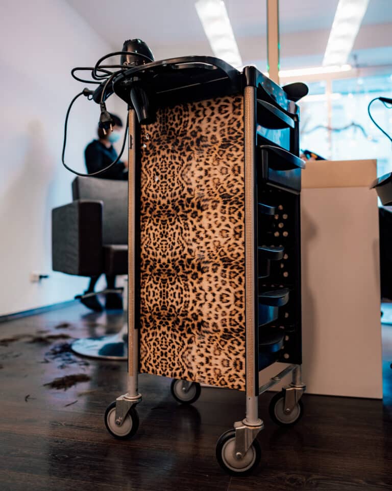 flexibles arbeiten im salonalltag bei helena conzen hairdesign Wir lieben Haare Mobiler Friseurwagen im Salon von Helena Conzen Hairdesign als Symbol für flexible Arbeitszeiten und modernes Arbeiten