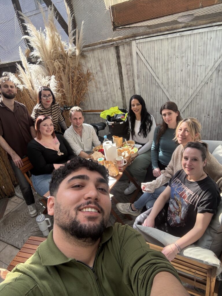 team mittagspause bei helena conzen hairdesign Warum wir mittags gemeinsam essen – und der Salon in dieser Zeit schließt Friseur Team aus Bochum beim gemeinsamen Mittagessen in entspannter Atmosphäre