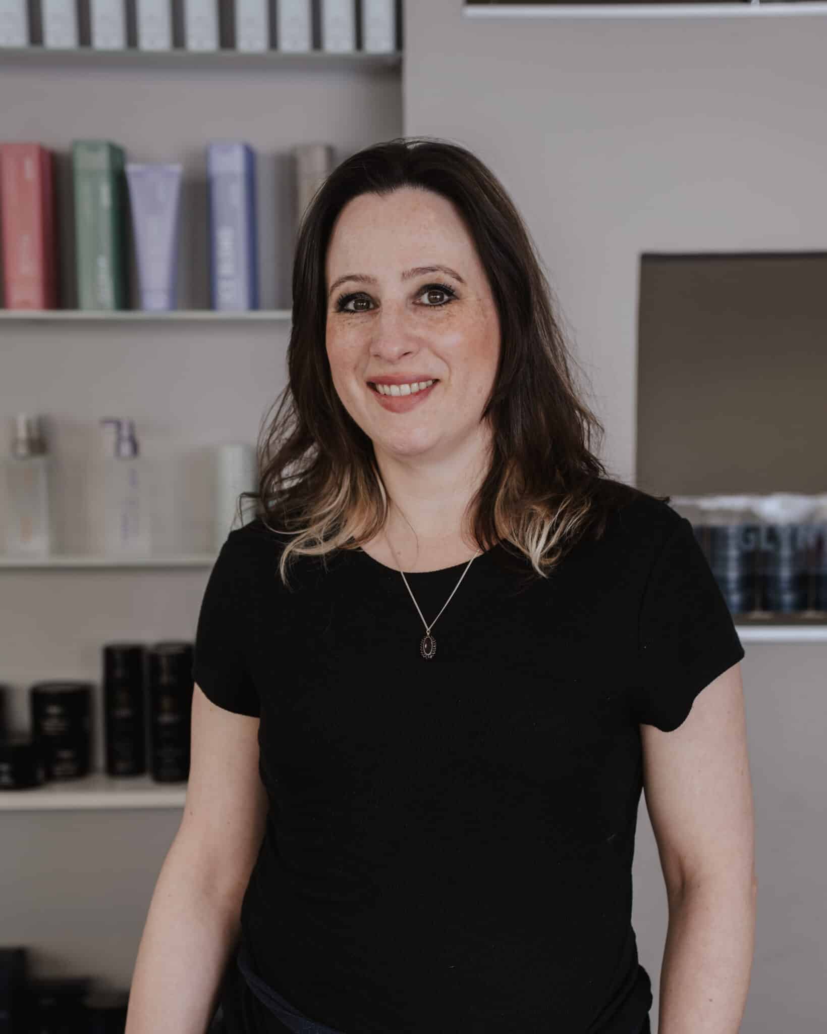 angelika rezeption helena conzen hairdesign bochum 2026 scaled Startseite Angelika Rezeption bei Helena Conzen Hairdesign in Bochum 2026