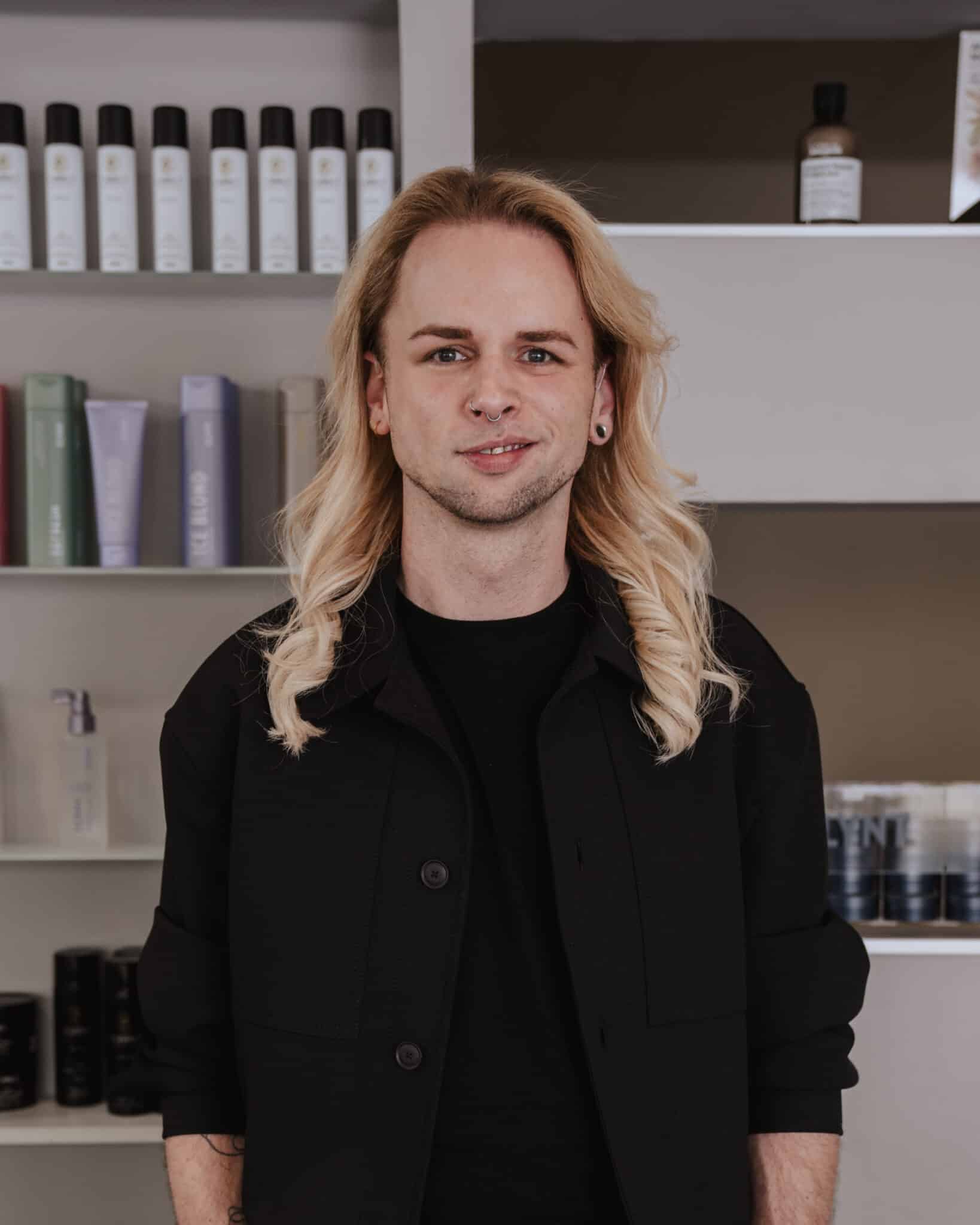 daniel friseur helena conzen hairdesign bochum 2026 scaled Startseite Daniel Friseur bei Helena Conzen Hairdesign in Bochum 2026