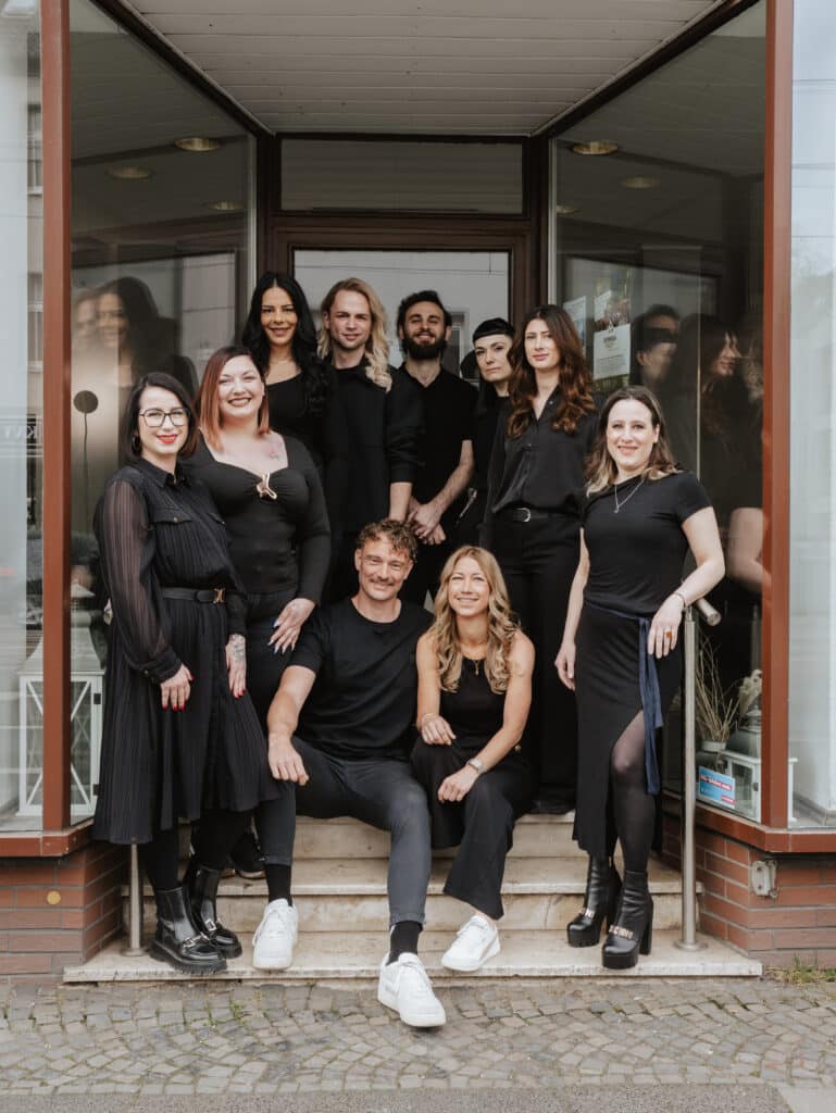 team helena conzen hairdesign bochum 2026 Warum wir unsere Preise ab dem 01.07. anpassen Team von Helena Conzen Hairdesign vor dem Salon in Bochum 2026