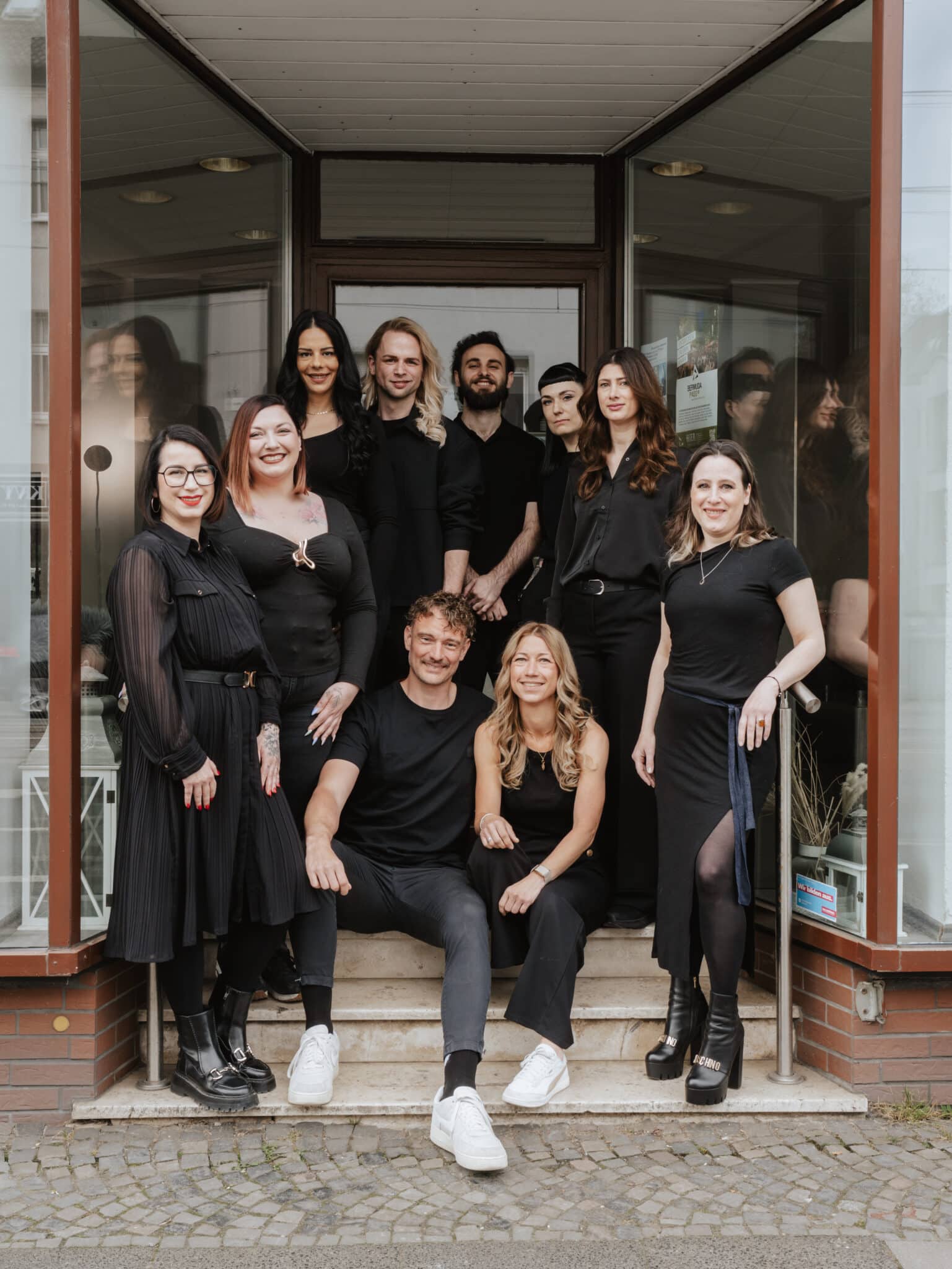 Team von Helena Conzen Hairdesign vor dem Salon in Bochum 2026