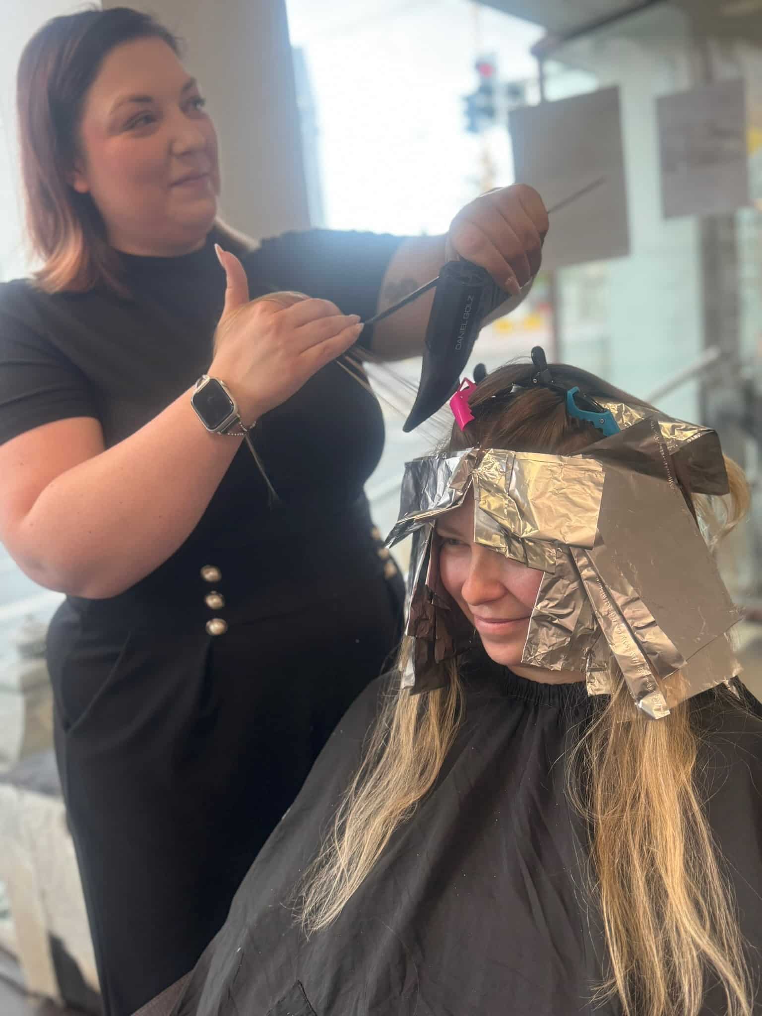 Coloristin beim Airtouch – Föhntechnik mit Folien bei Helena Conzen Hairdesign in Bochum