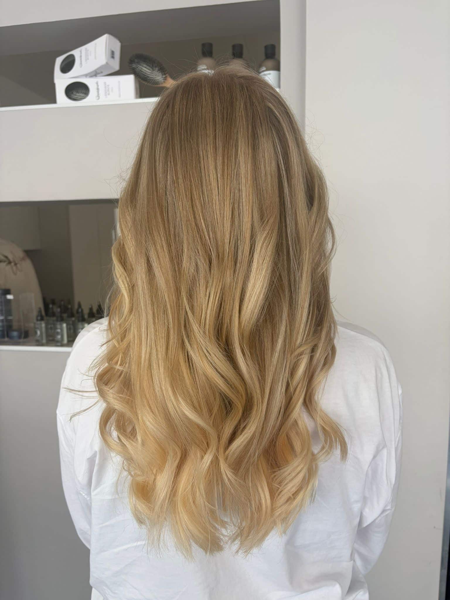 Airtouch nachher mit blondem Farbergebnis bei Helena Conzen Hairdesign in Bochum