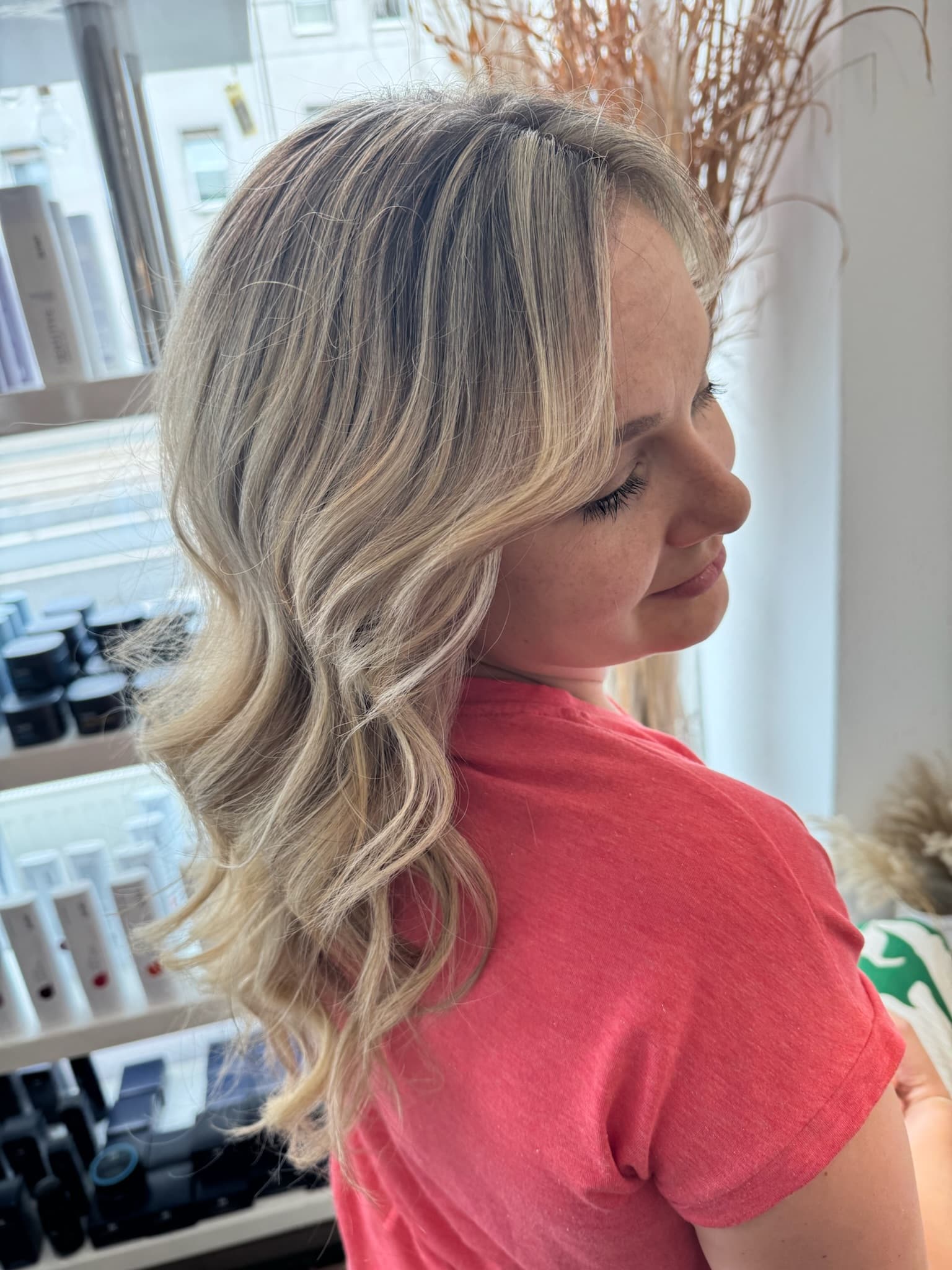 blonde balayage im salon Startseite Frau mit blondem Balayage-Styling im Salon von Helena Conzen Hairdesign