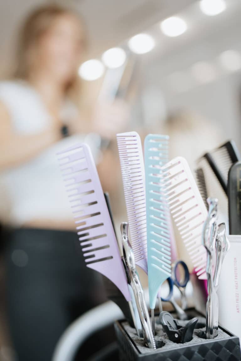 Kämme und Friseurwerkzeuge im Salon von Helena Conzen Hairdesign in Bochum