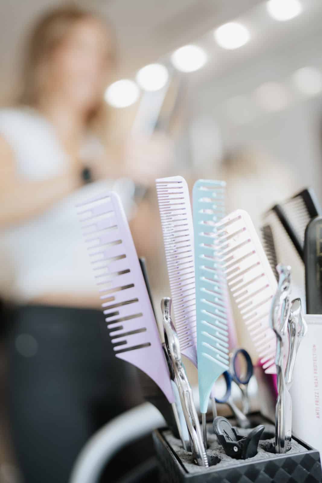 Kämme und Friseurwerkzeuge im Salon von Helena Conzen Hairdesign in Bochum