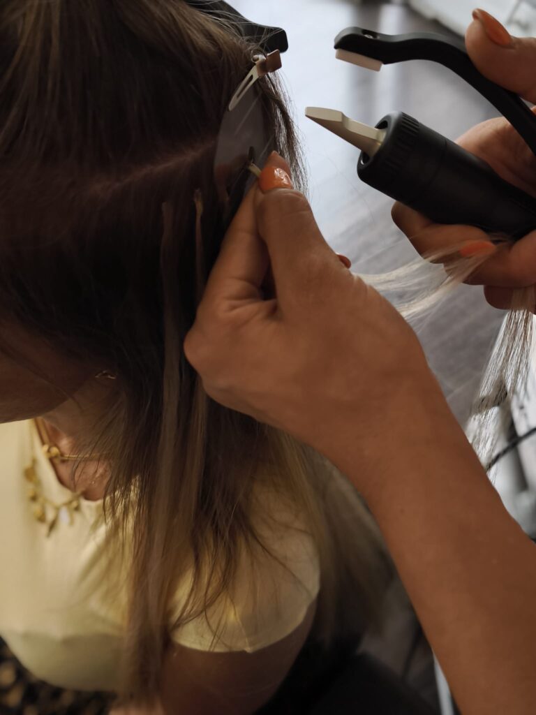 haarverlaengerung kosten bochum great lengths anwendung Was kostet eine Haarverlängerung beim Friseur? Friseurin setzt eine Great Lengths Haarverlängerung bei einer Kundin in Bochum ein