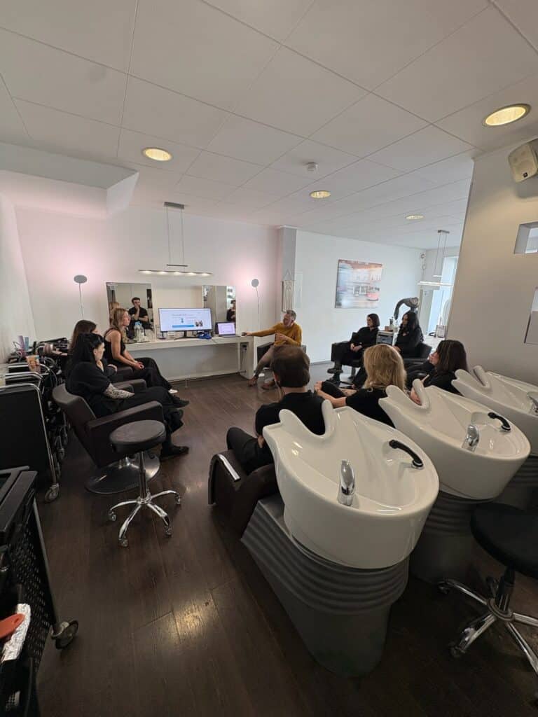 jahres kickoff 2026 bkv vorstellung helena conzen hairdesign Jahres-Kickoff 2026: Warum Teamkultur für uns mehr ist als ein schönes Wort Team von Helena Conzen Hairdesign bei der Vorstellung der betrieblichen Krankenversicherung im Salon