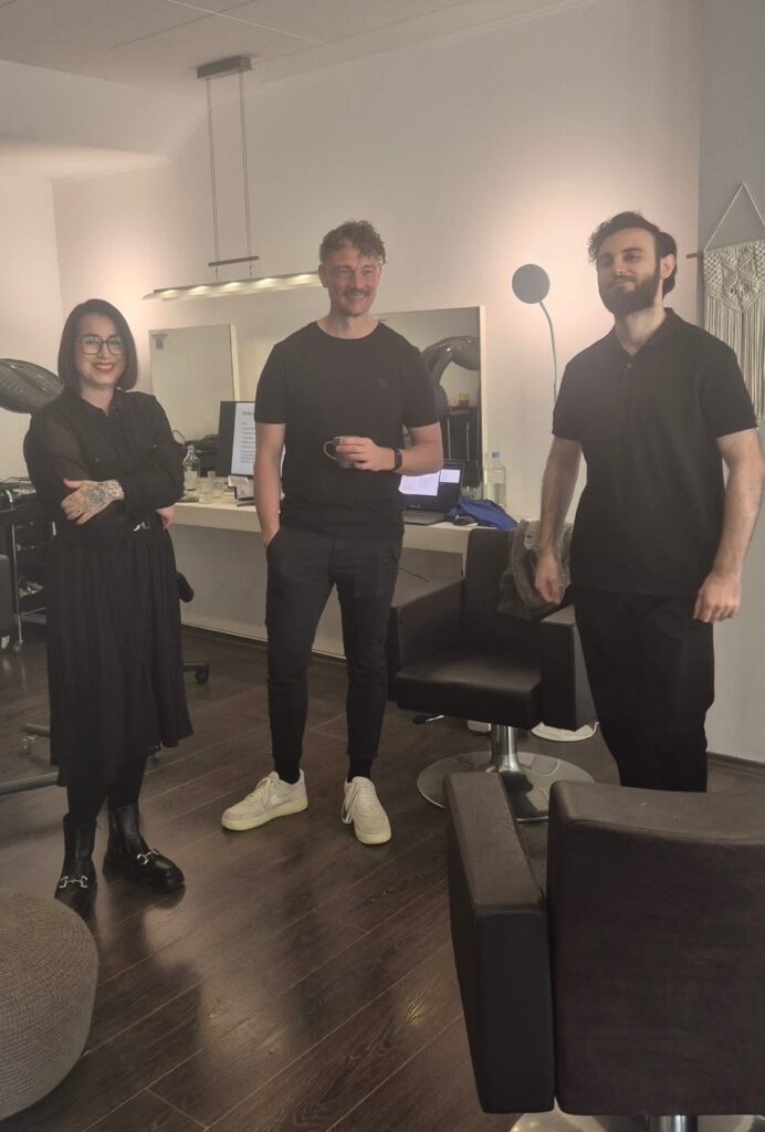 jahres kickoff 2026 team moment helena conzen hairdesign Jahres-Kickoff 2026: Warum Teamkultur für uns mehr ist als ein schönes Wort Drei Teammitglieder von Helena Conzen Hairdesign während des Jahres-Kickoffs im Salon
