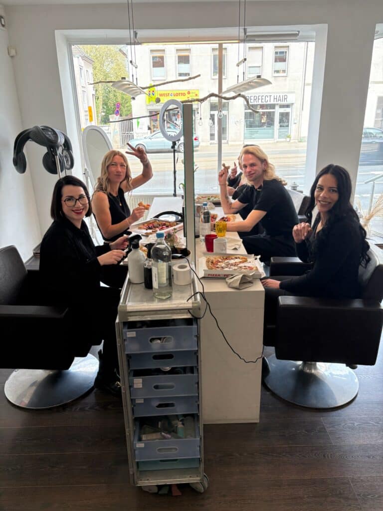 jahres kickoff 2026 teamessen helena conzen hairdesign Jahres-Kickoff 2026: Warum Teamkultur für uns mehr ist als ein schönes Wort Teammitglieder von Helena Conzen Hairdesign beim gemeinsamen Pizzaessen während des Jahres-Kickoffs