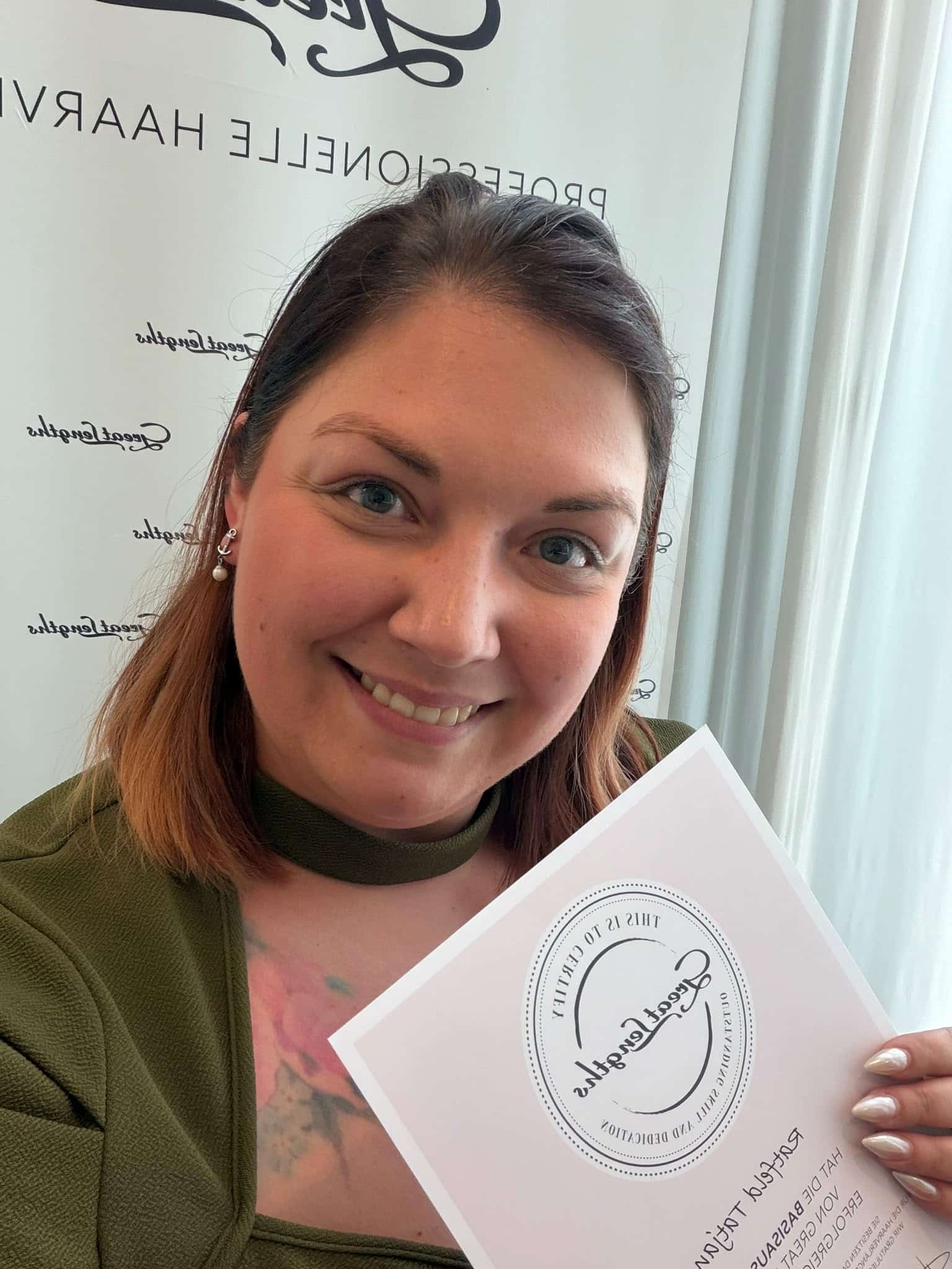 20260601 172811000 iOS Startseite Tatjana von Helena Conzen Hairdesign hält ihr Great Lengths Zertifikat nach erfolgreicher Basisausbildung in der Hand.