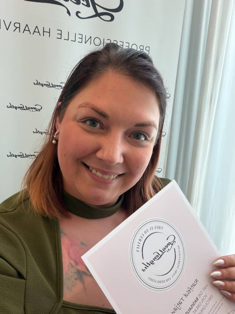 Tatjana von Helena Conzen Hairdesign hält ihr Great Lengths Zertifikat nach erfolgreicher Basisausbildung in der Hand.