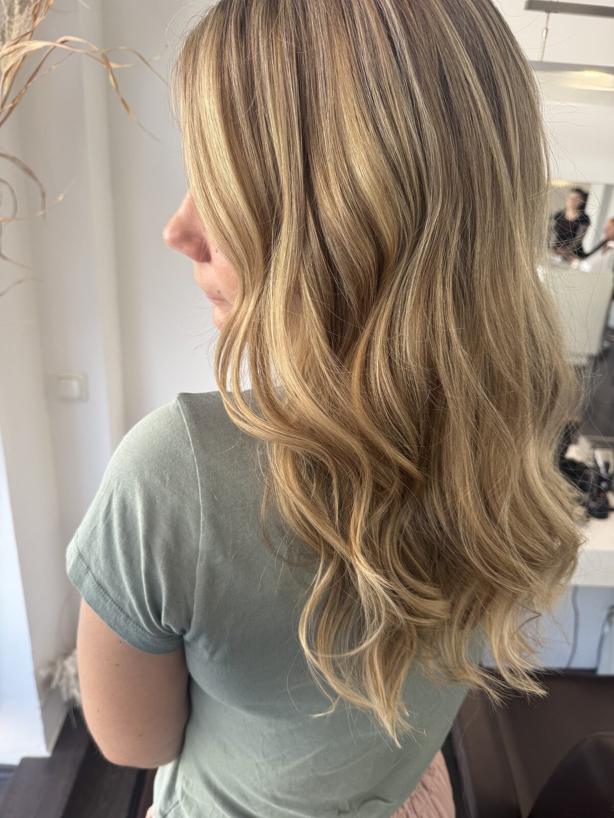 Babylights in gewelltem Blondhaar mit weichen Lichtreflexen, Seitenansicht