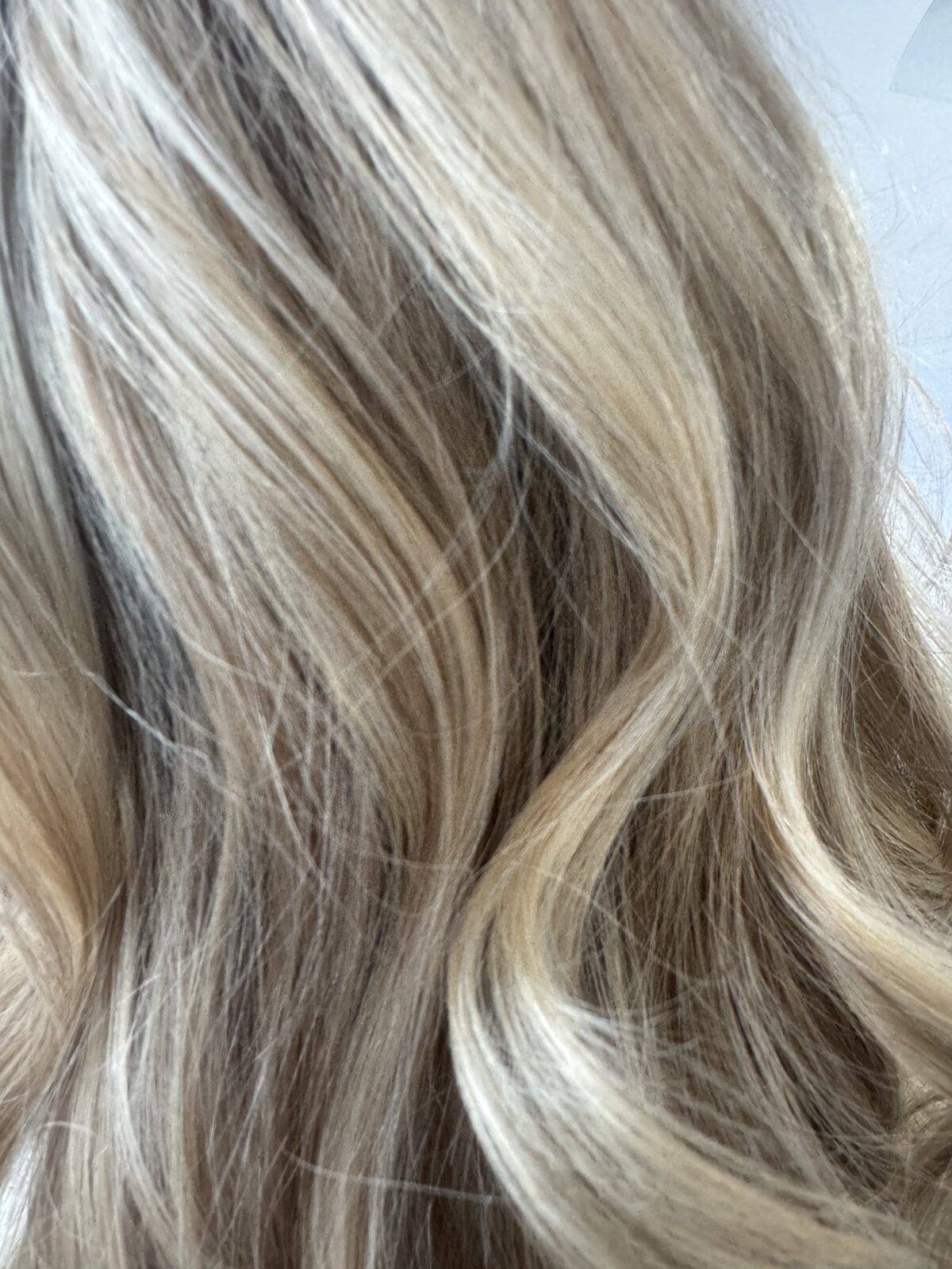 Babylights: feine helle Strähnen im blonden Haar in Nahaufnahme
