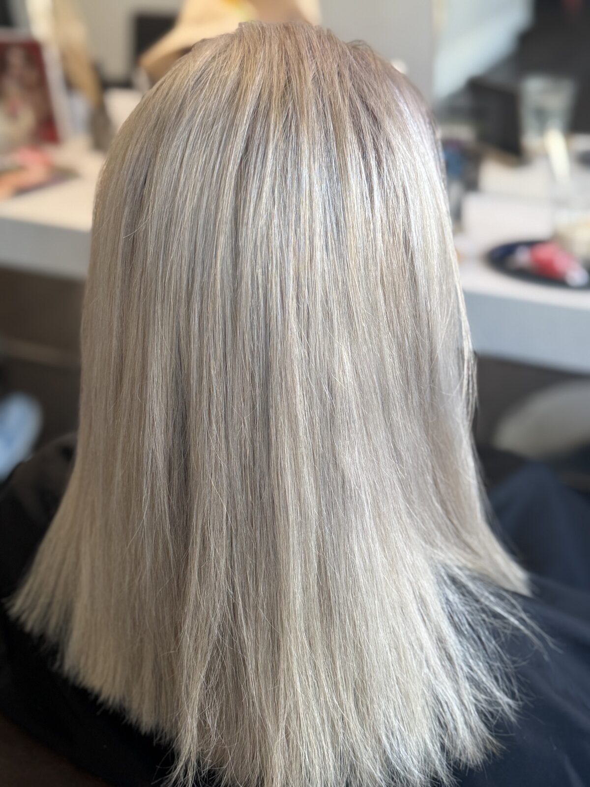 Helles Blond mit feinen Babylights an glattem Haar
